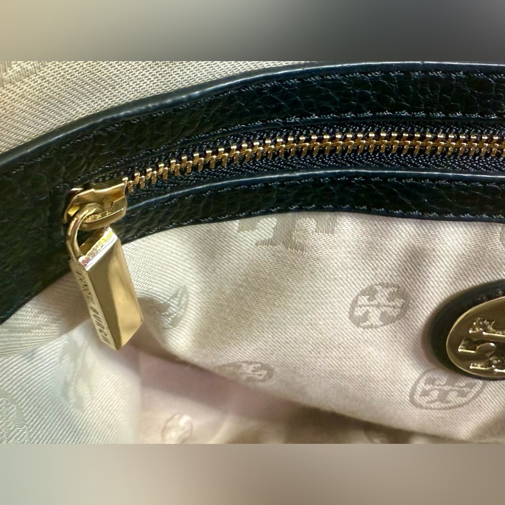 Tory Burch - Authentic black leather shoulder bag. Dome. Golden hardware, logo - Picture 8 of 16